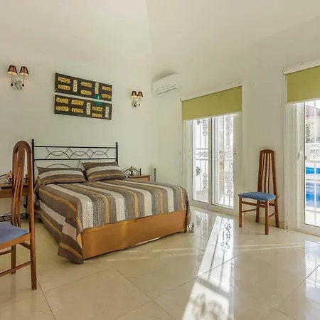 Villa Sleeps 8 Air Con Wifi *