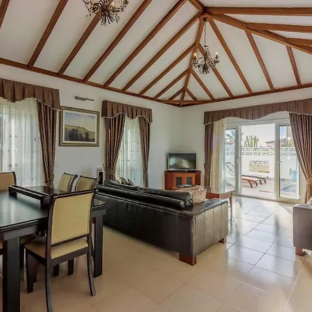 Sleeps 8 Air Con Wifi *