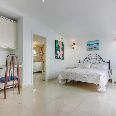 Villa Sleeps 8 Air Con Wifi *
